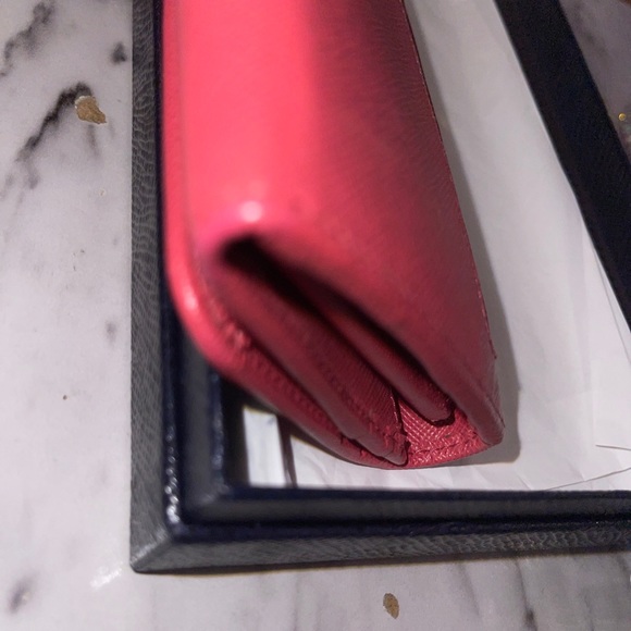 Prada Saffiano wallet 100% Authentic excellent condition comes with box - Picture 15 of 15